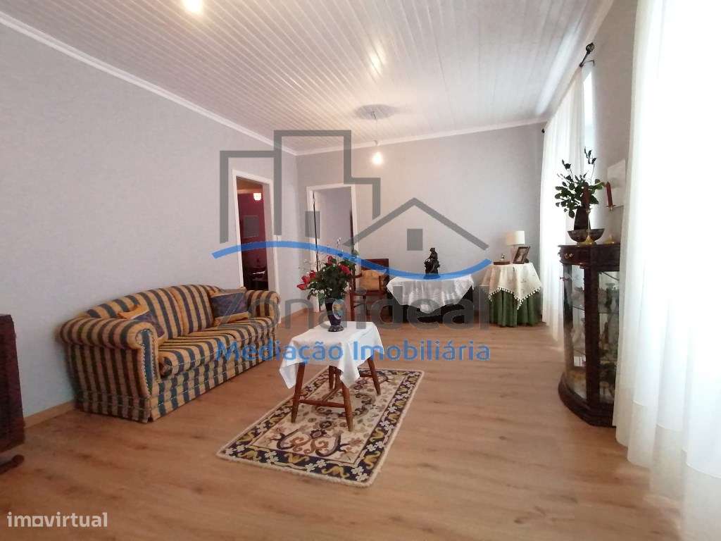 Moradia com dois pisos, nove divisões, anexos, garagem e logradouro...-17