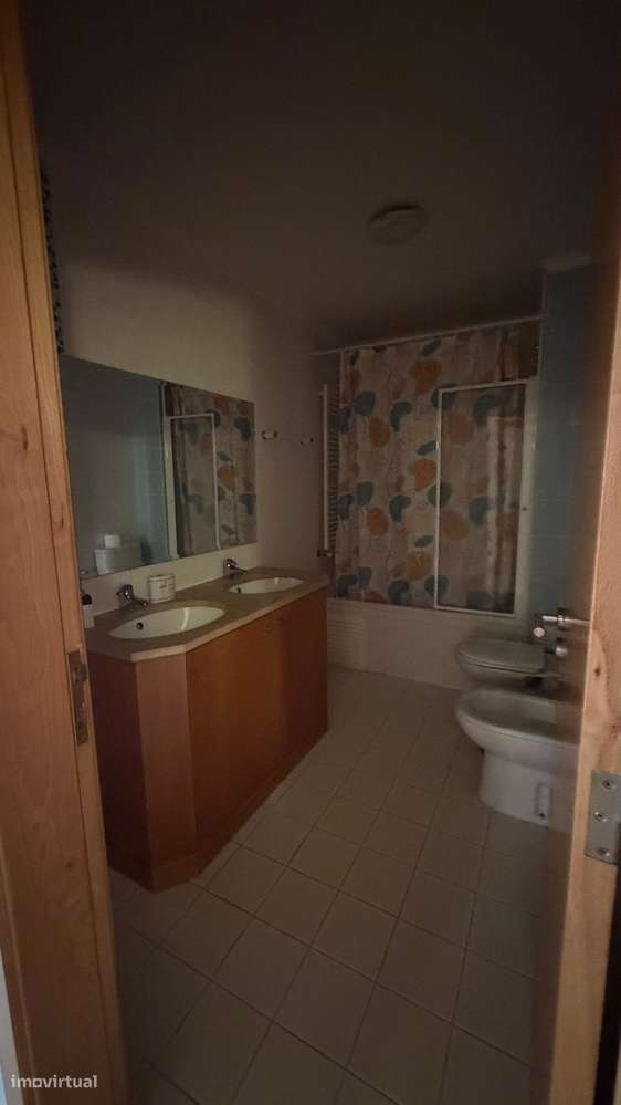 Arrenda-se T4 no centro de Fátima | 3 WC  • Parqueamento - Grande imagem: 5/6