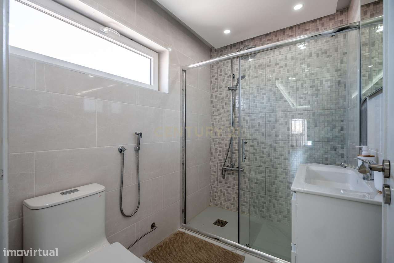 Exclusivo Apartamento T2 | Único Apartamento no 7º Piso | Vista Rio |-12
