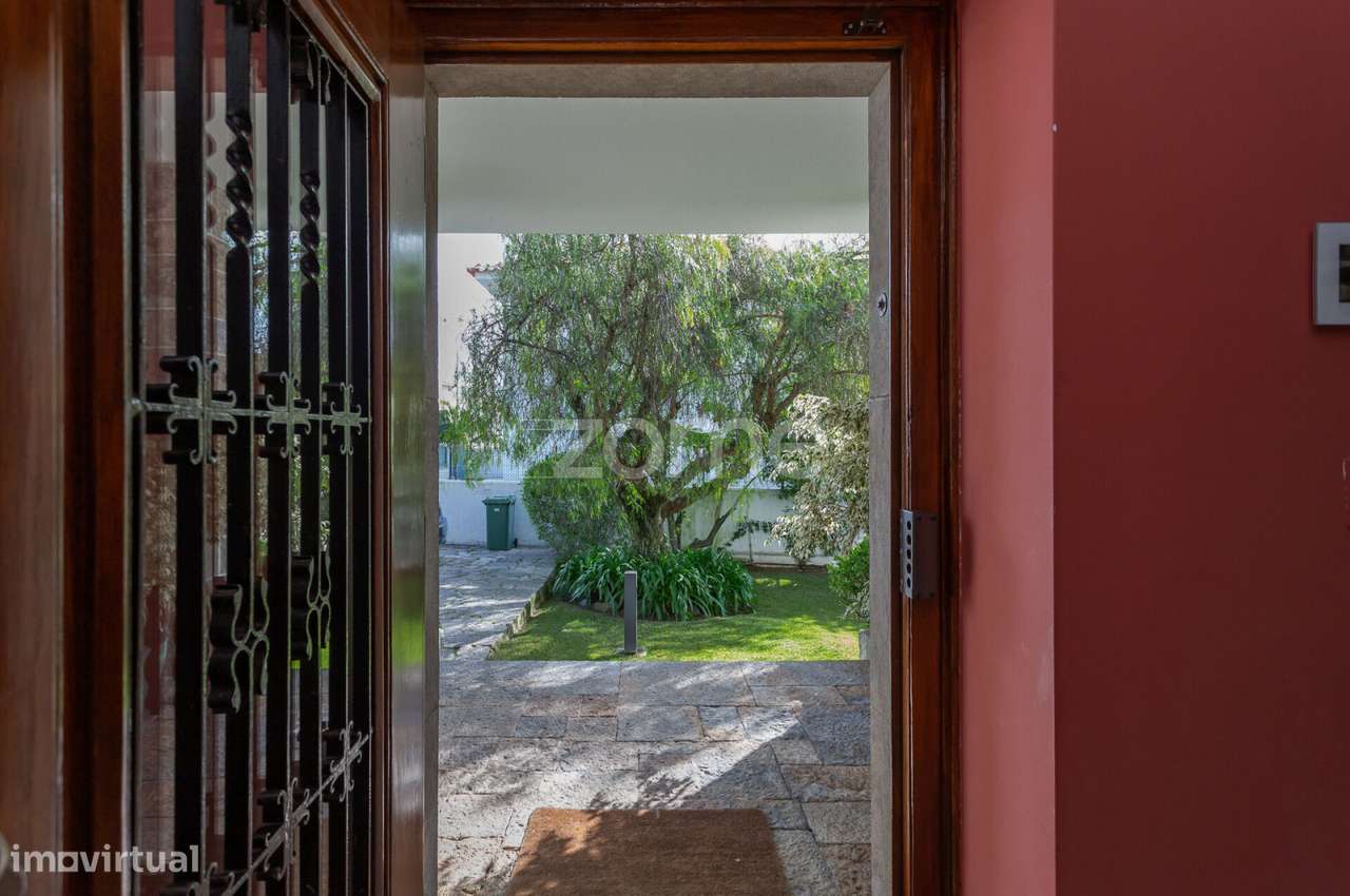 Moradia sem mobília com 5 suítes, jardim, piscina e anexo com ginás... - Grande imagem: 4/60