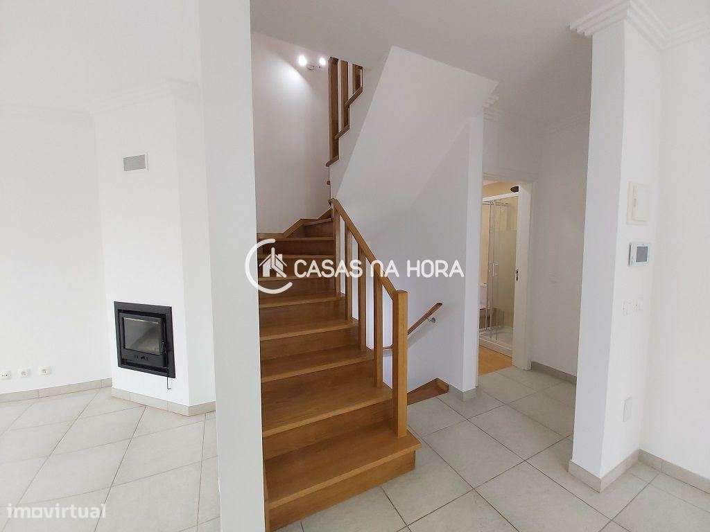 EXCELENTE MORADIA V3 + 1  3 Pisos  REMODELADA  Próximo ao Centro da...-11