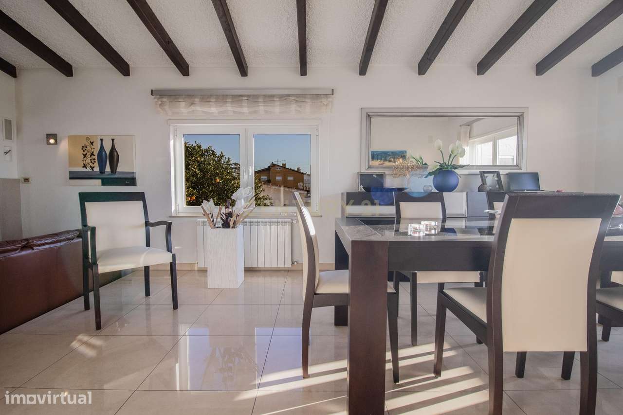 Moradia com piscina, terreno e anexos em Vieira de Leiria e a 2km da p-44