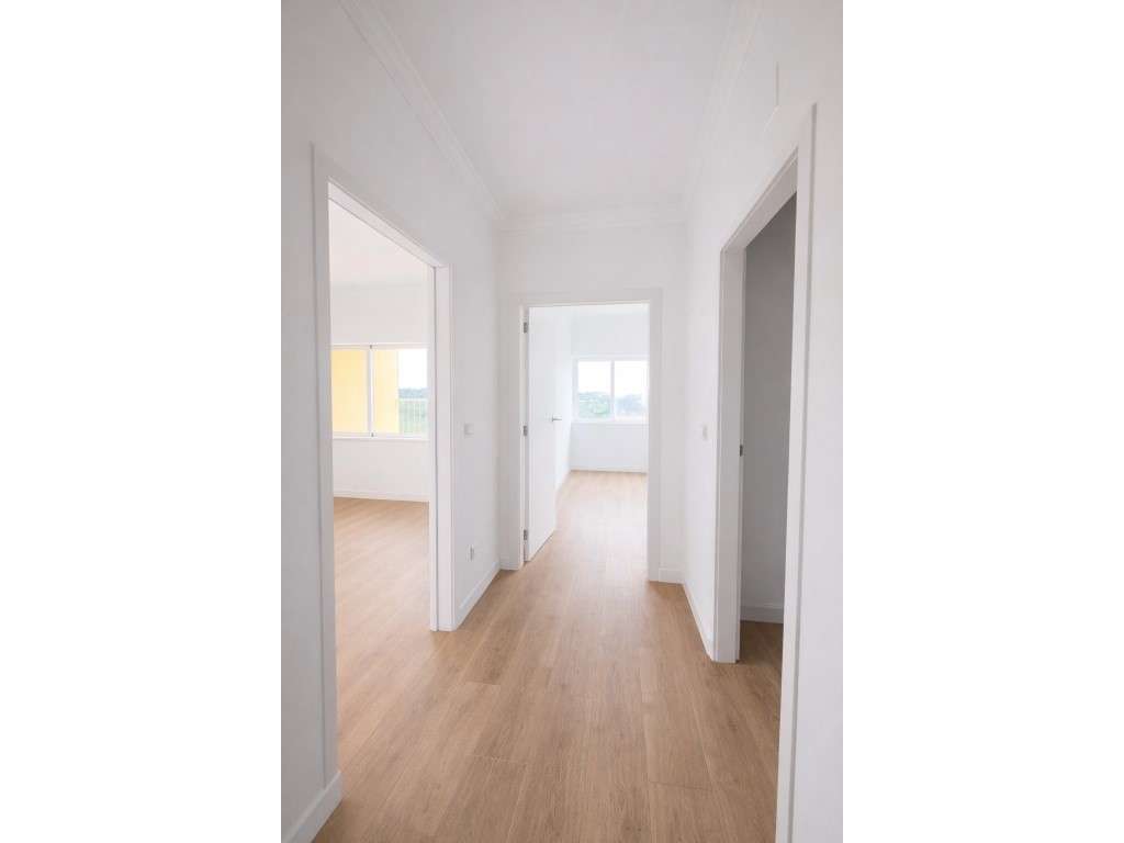 T2 com terraço e varanda | Totalmente renovado-14