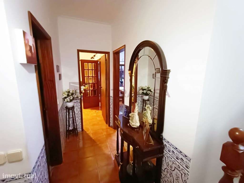 Vende-se excelente Moradia V7 com Garagem-6