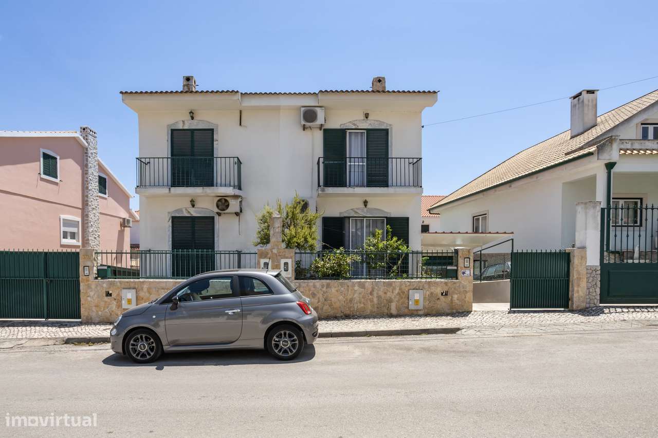 Moradia Geminada com Jardim, Cave e Garagem.-1