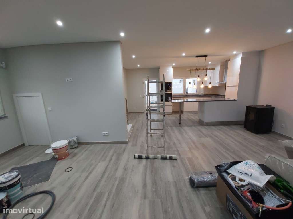 Moradia isolada T3+2, com garagem, jardim e piscina.-5