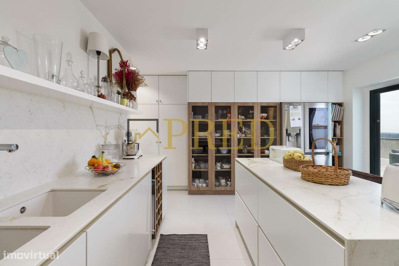 Apartamento T5, inserido no condomínio fechado 'Edifício Plaza'-18