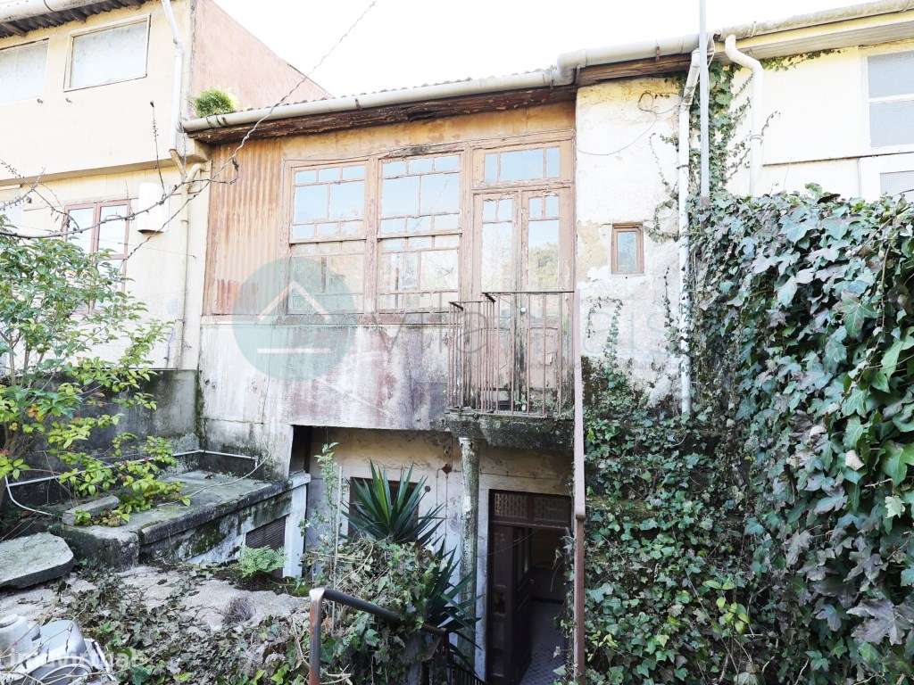 Moradia para reconstrução situada numa zona privilegiada do Porto-5