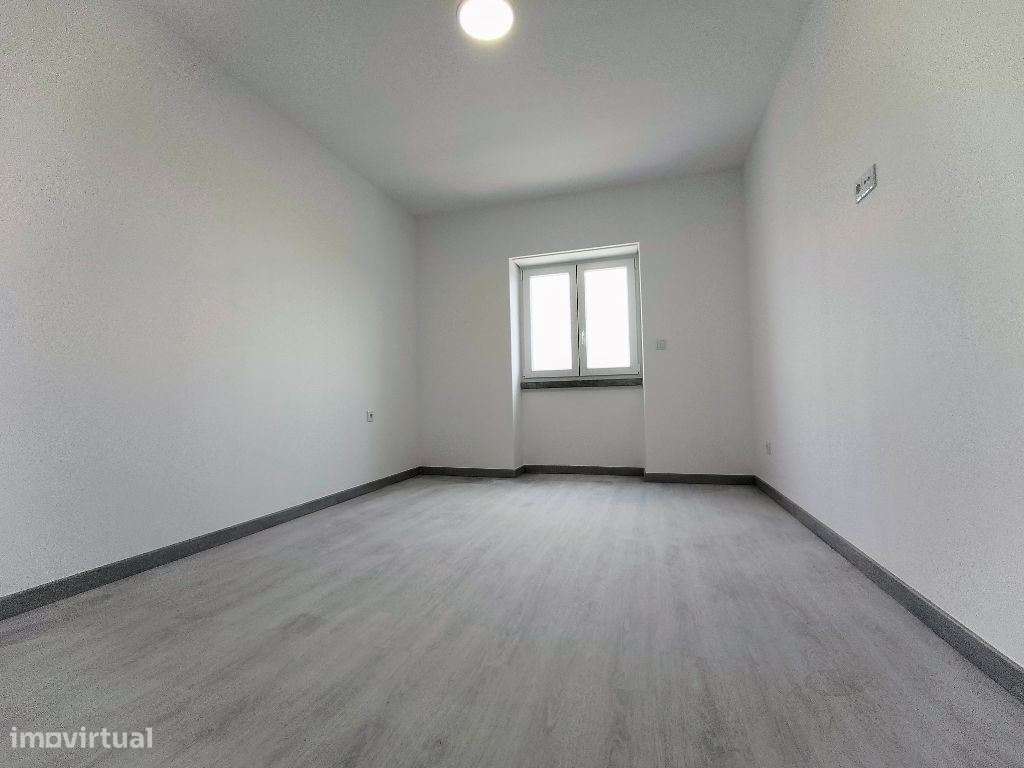 Apartamento T4 totalmente remodelado com suíte, varanda e vista rio...-12
