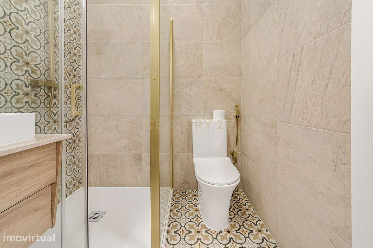 Prédio Totalmente Renovado com 2 apartamentos T1 e espaço exterior no-34