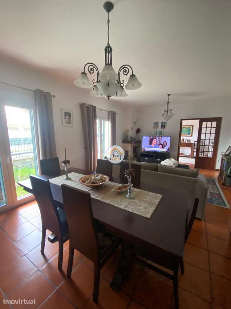 Moradia Geminada  de um dos lados do outro tem entarada e jardim em to-30