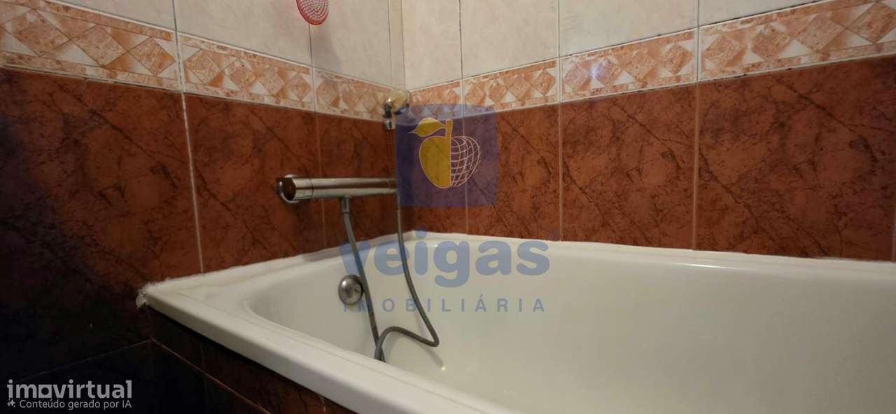 Fantástico T2 Renovado, na Av. da Liberdade – Monte Abraão-6