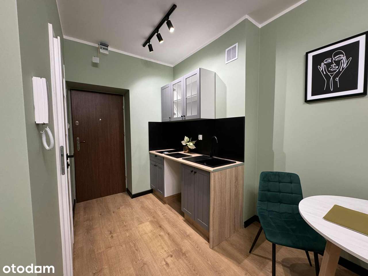 Kawalerka 18 m² w kamienicy po rewitalizacji , niski czynsz !-1