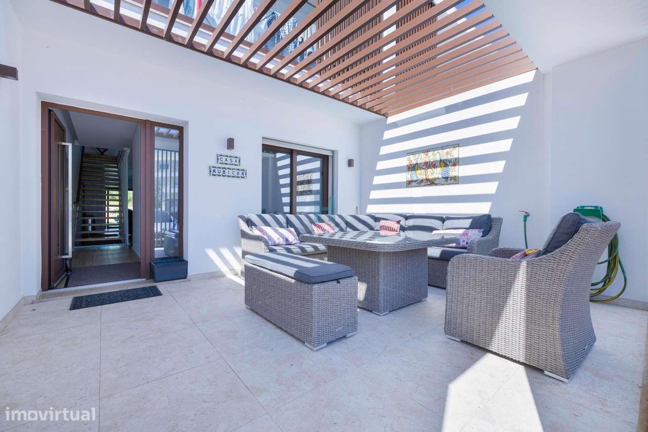 Moradia, semi-nova, com piscina e garagem-19