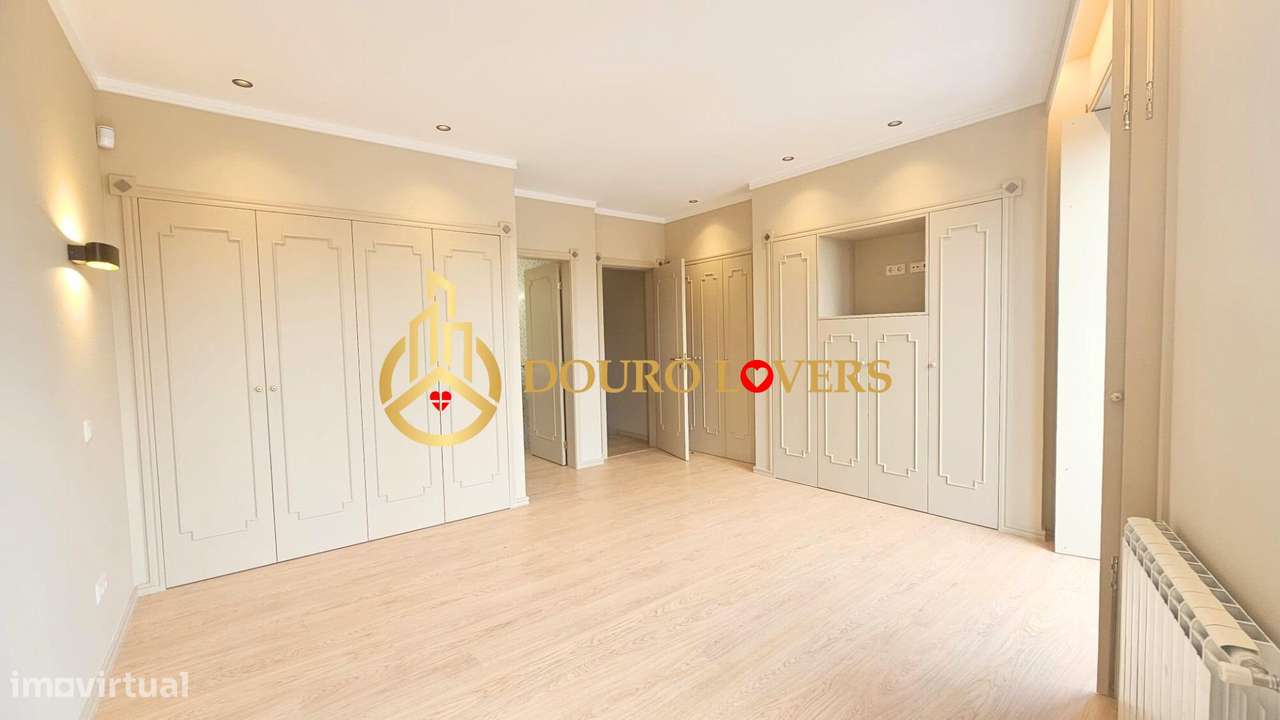 Moradia Elegante com 2 Suítes, Terraço e Garagem | Vila Nova de Gaia - Grande imagem: 2/35
