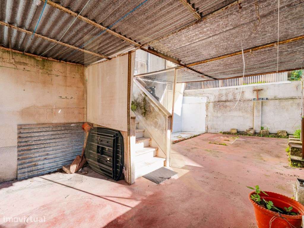 Apartamento T2 com quintal e elevador em Ajuda - Lisboa-24