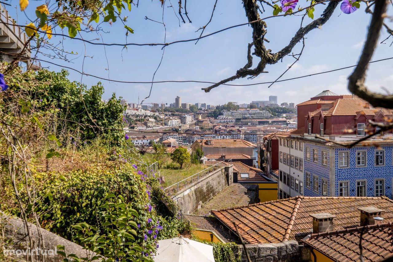 Prédio devoluto para recuperar no centro histórico do Porto