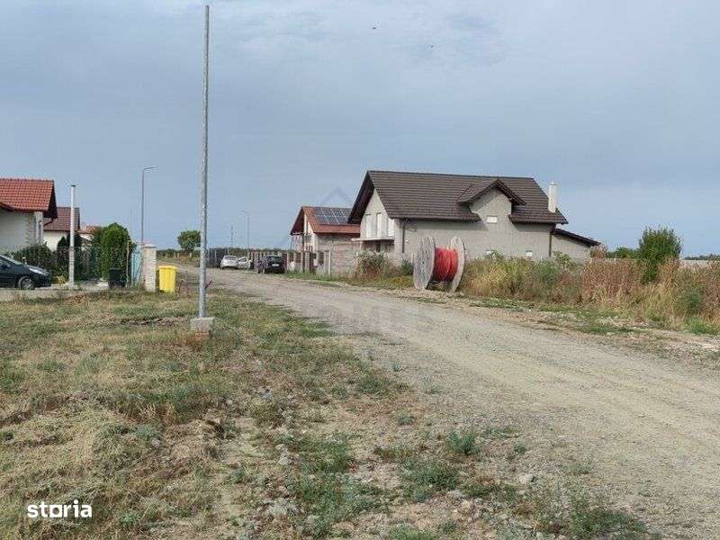 Teren pe colt in cartier nou de case locuite. Iluminat stradal. COMISI-0