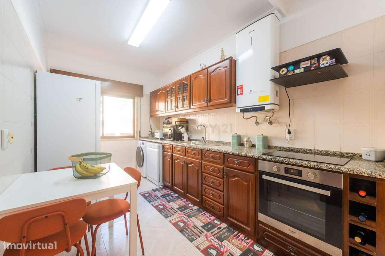 Apartamento T2 em bom estado, parcialmente remodelado-3