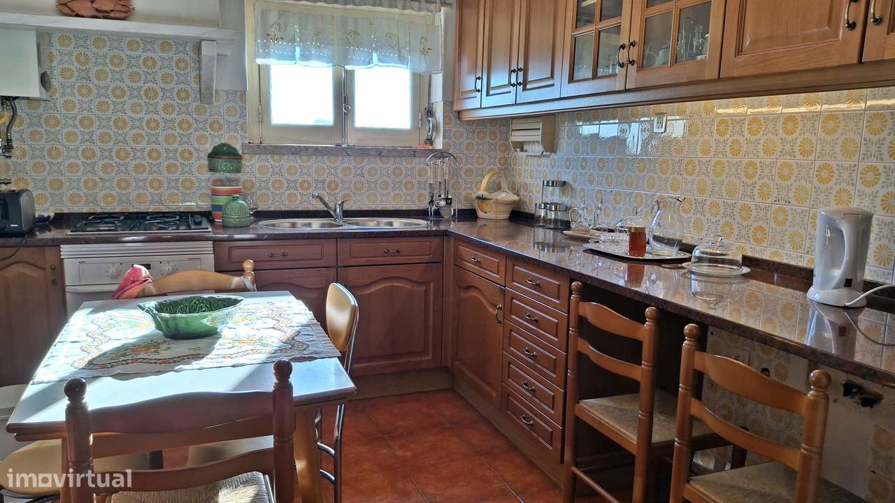 Magnifica propriedade constituída por armazém e moradia bi-familiar.-29