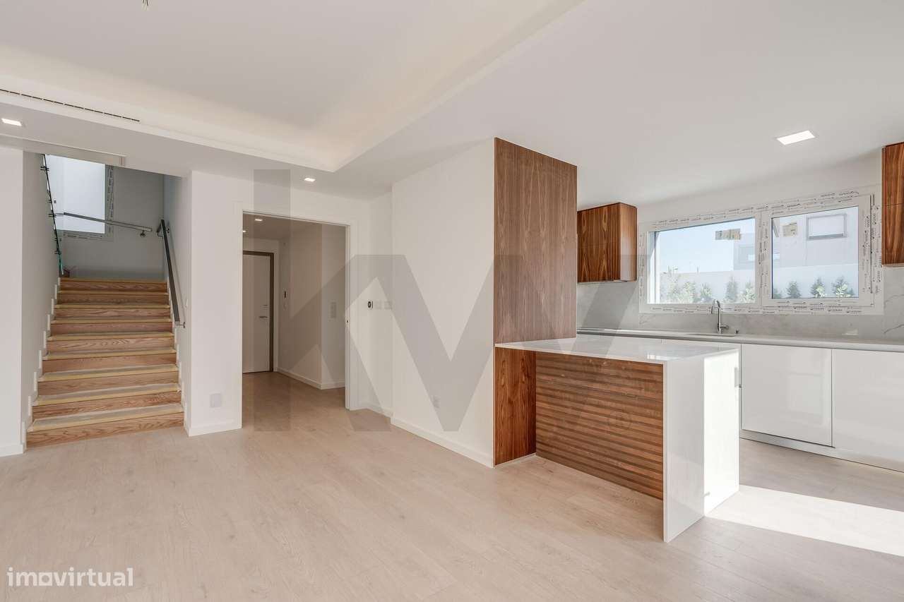 Moradia T4 (+1) em Condomínio Fechado em Cascais com jardim e piscina-11