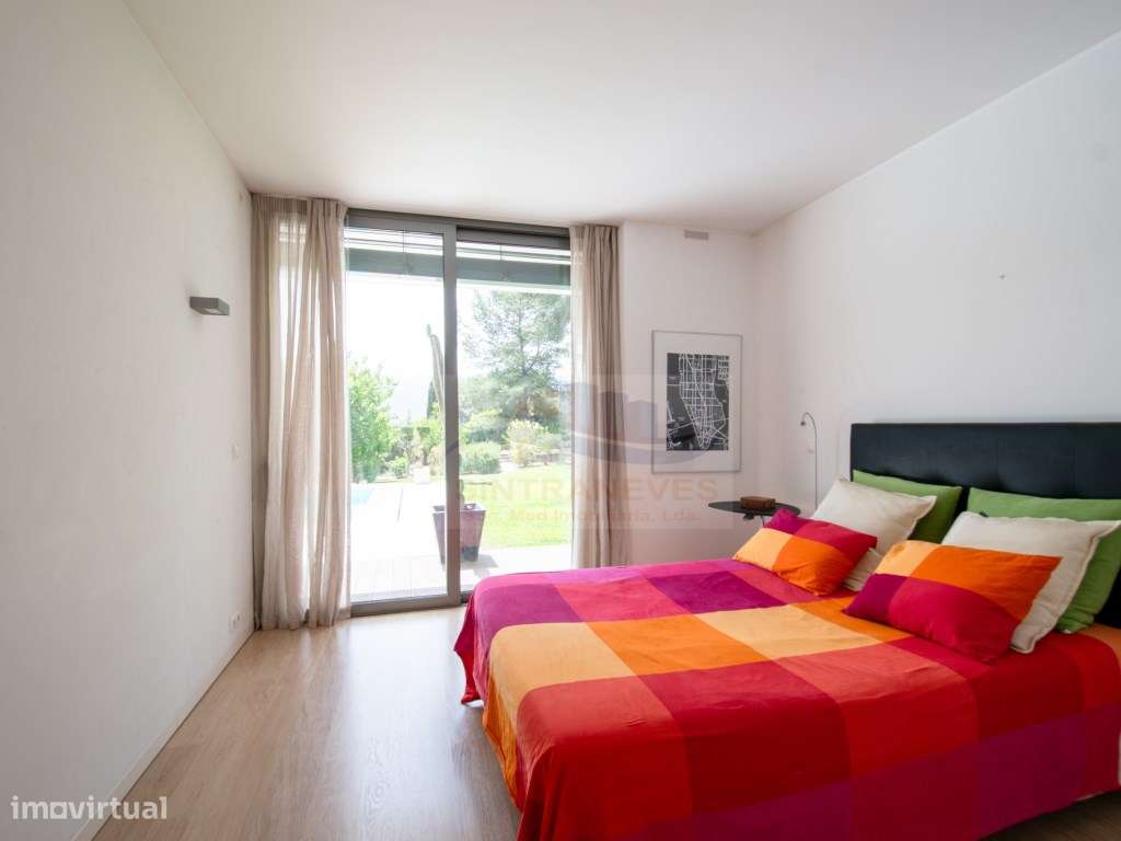 Moradia térrea Contemporânea com 600m2 de área bruta implantada em ... - Grande imagem: 4/12