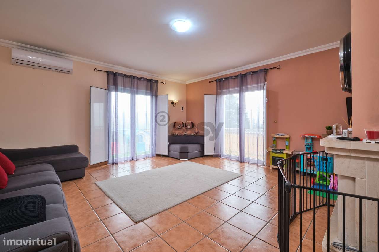 Moradia T4 de 3 pisos com garagem para 3 carros, piscina, painéis sola - Grande imagem: 4/57