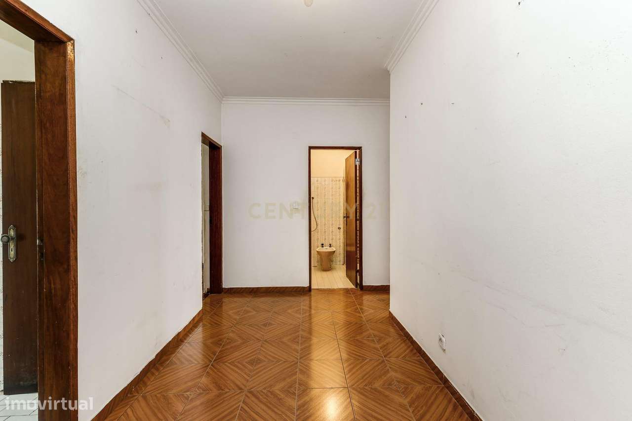 Apartamento T2 com Excelentes áeas | Para Remodelação-6