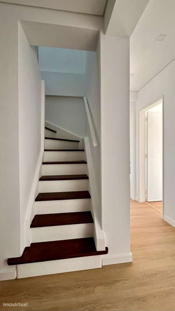 Apartamento T3+1 Duplex | 154 m² | Totalmente Remodelado | Queluz-28