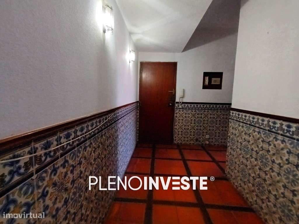 T2 com Excelente Potencial + Arrecadação de 40m2 em Corroios-19