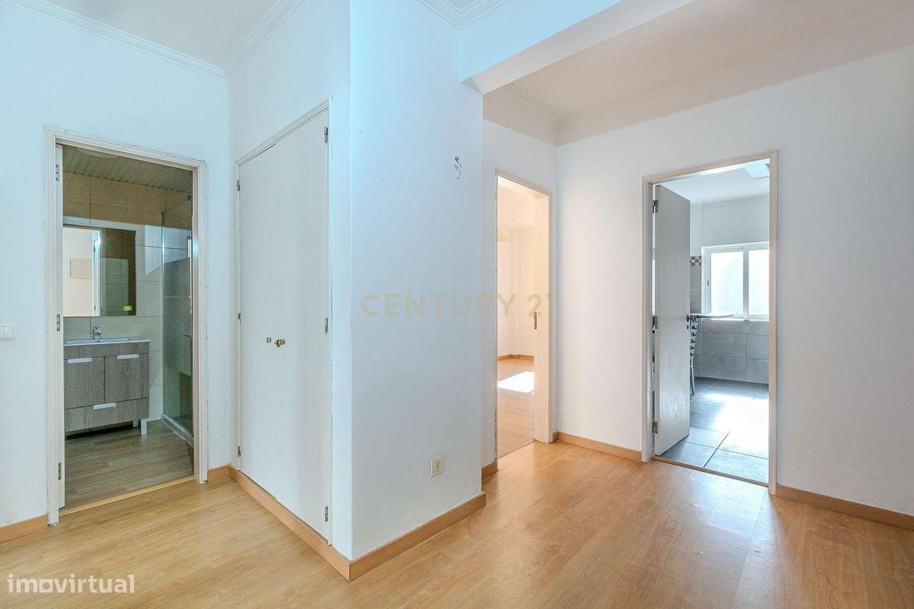 *Oportunidade: Apartamento T2 Remodelado na Baixa de Faro!*-7