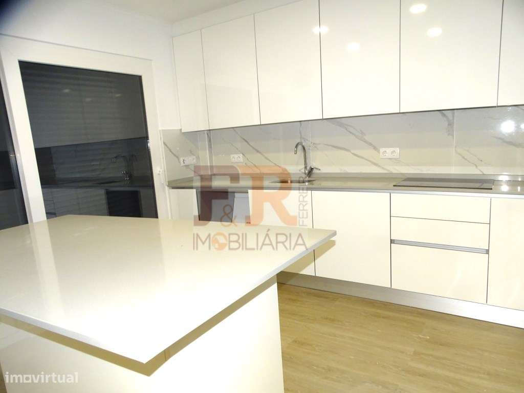 Moradia Geminada Triplex T3+1 com Cave Fernão Ferro-14