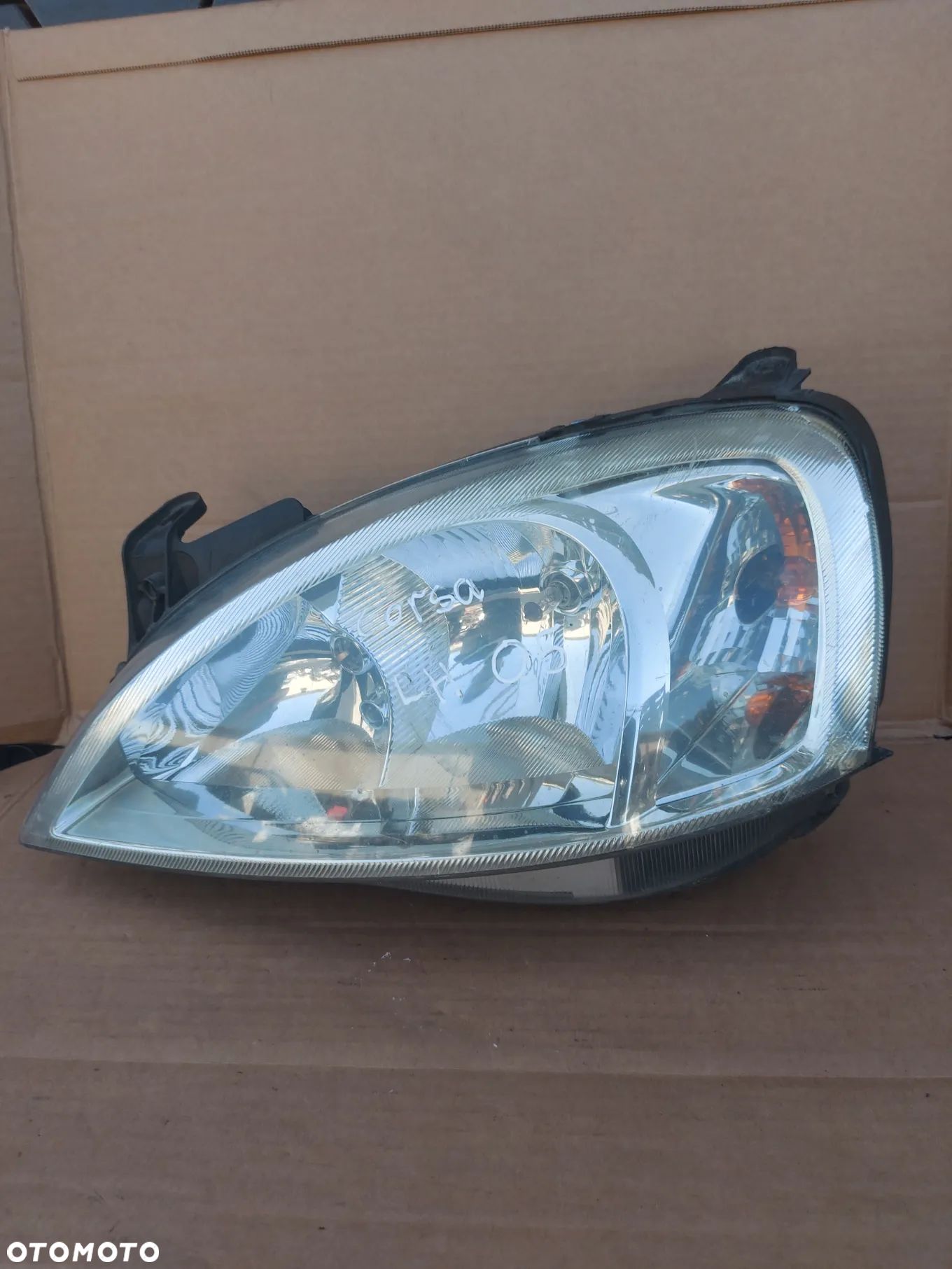 LAMPA PRZEDNIA LEWY PRZÓD OPEL CORSA '05R ANGLIK 13195925 - 1