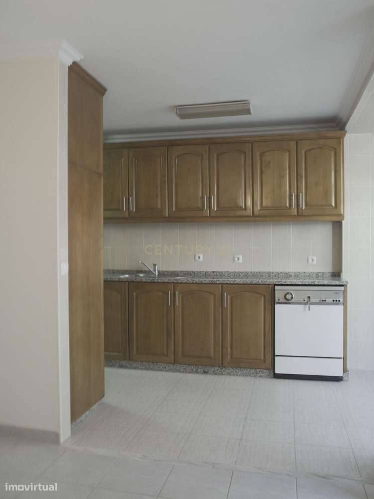 Excelente T3 em Famões | Odivelas — Luminoso, Com Muito Potencial - Grande imagem: 4/31