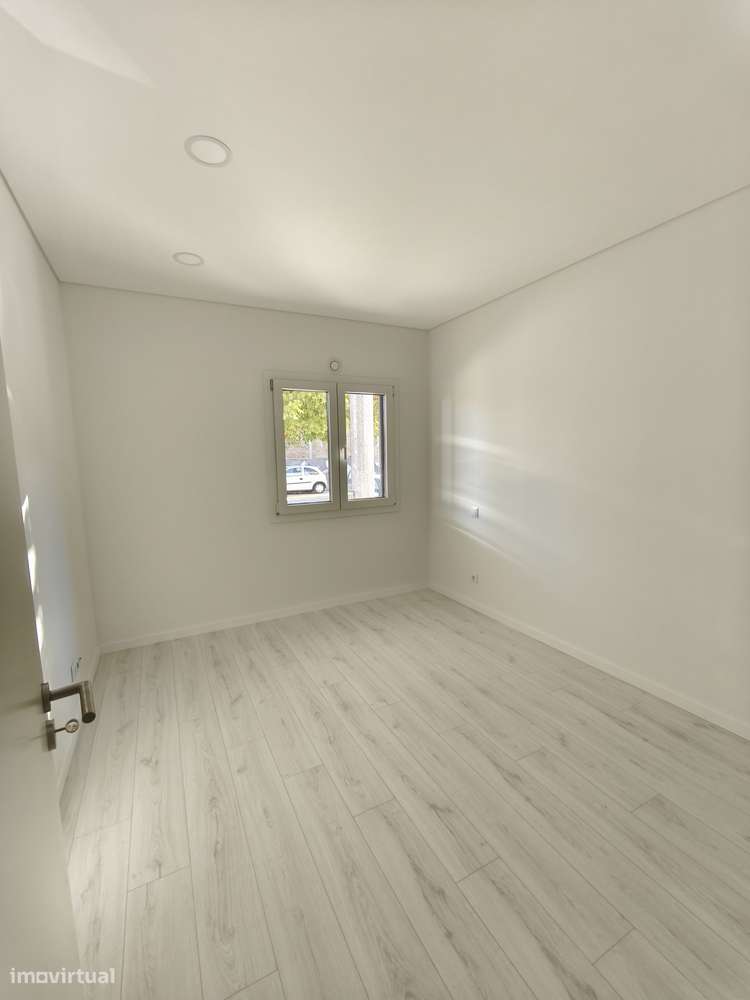 Apartamento T2 Novo c/ 2 Parques de Estacionamento - Grande imagem: 5/9