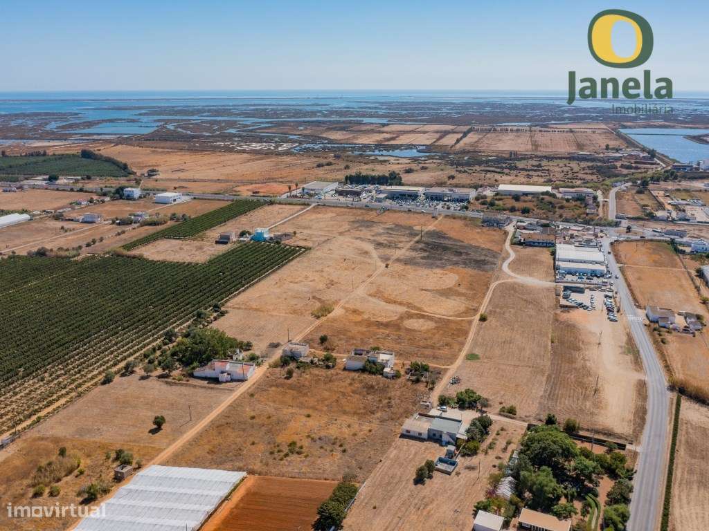Fantástico lote junto estrada nacional 125 para habitação e comércio - Grande imagem: 1/11