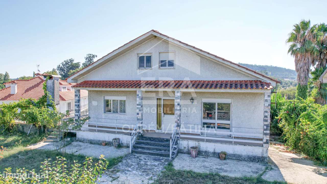 Moradia T5 localizada na periferia da cidade de Ourém. - Grande imagem: 2/21