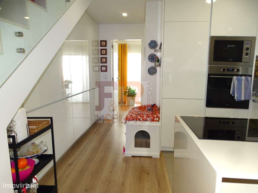 Semi-Nova Geminada Duplex T3 com Piscina Fernão Ferro-7