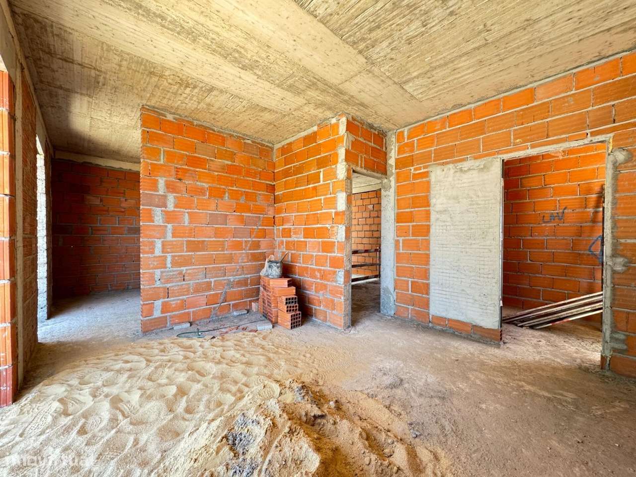 Nova Moradia T4 com Piscina na Vila de Azeitão-0