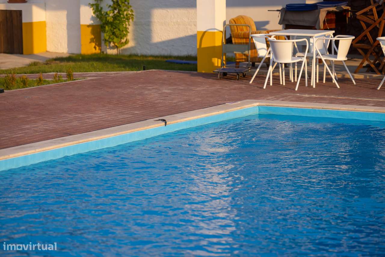 Moradia T-1 com logradouro, piscina, estacionamento.-25