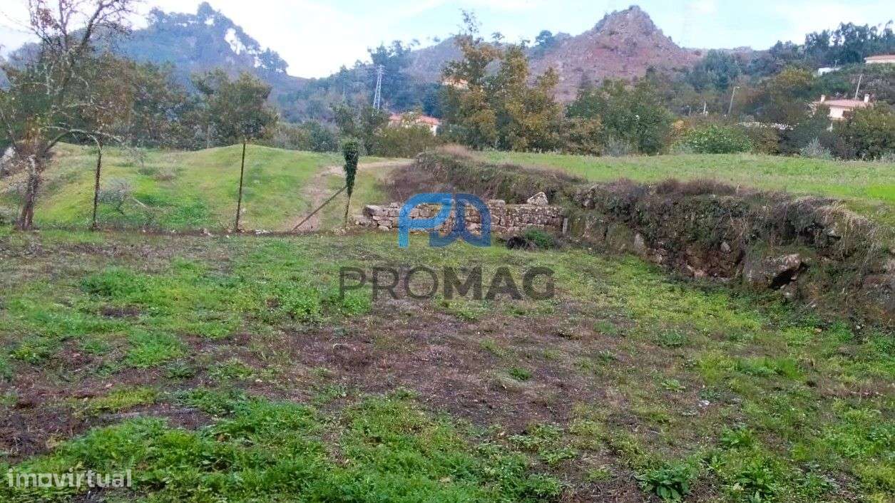 Moradia V3 para Recuperar em São Martinho de Mouros-18