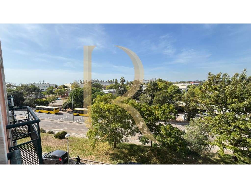 Apartamento duplex T1+1 remodelado no Monte da Caparica-11