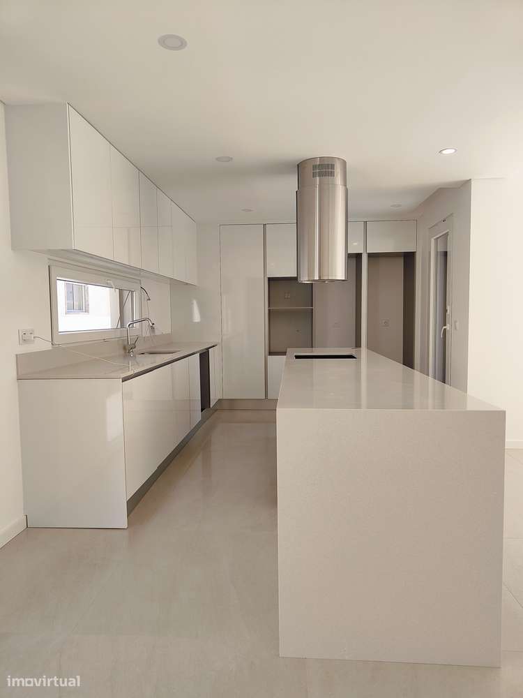 Oferta 1% do Valor de Aqusição - Moradia T4 + 1 com Piscina e Garagem-29