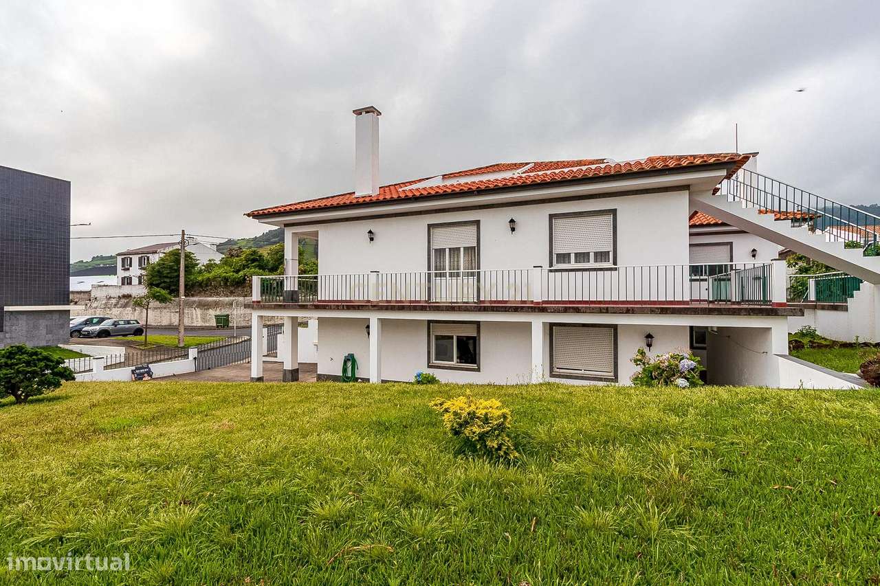 Casa Isolada com Jardim e Terraço em Vila Franca do Campo - Grande imagem: 5/50