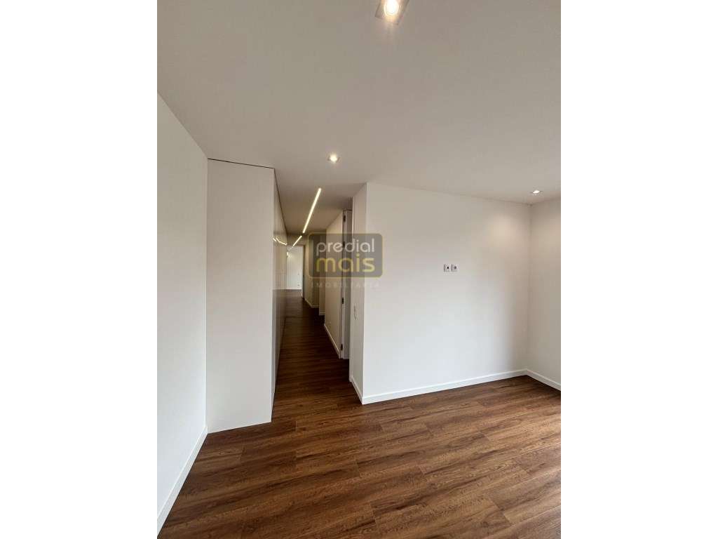 Moradia Individual T2 Remodelada com Jardim em Mouquim - Vila Nova ...-12