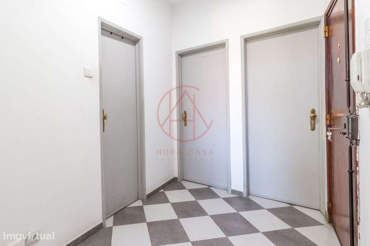Oportunidade à Sua Porta: T2 na Avenida do Bocage!-17