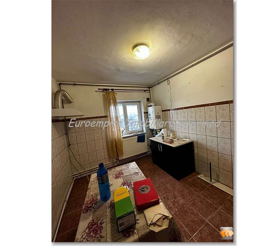 Apartament 2 camere decomandate zona Poarta 6-0