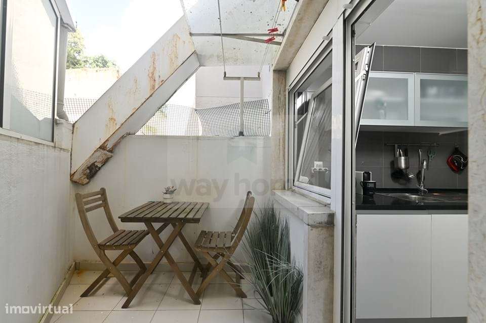 Apartamento T1 | Remodelado | Mobilado | Varanda e terraço | Campo Már-7