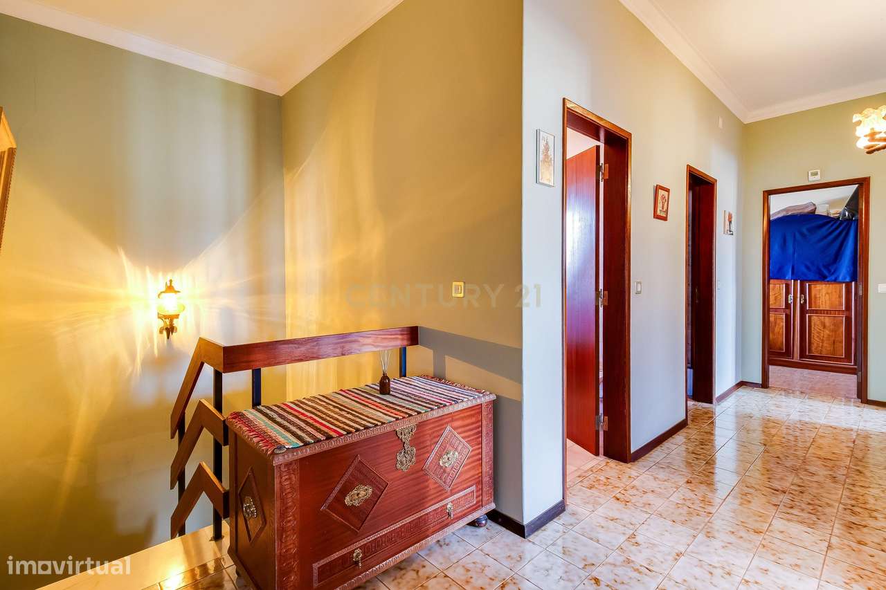 Moradia T4 com Potencial para 2 Frações  Terreno de 8.480 m²  Torres N-28