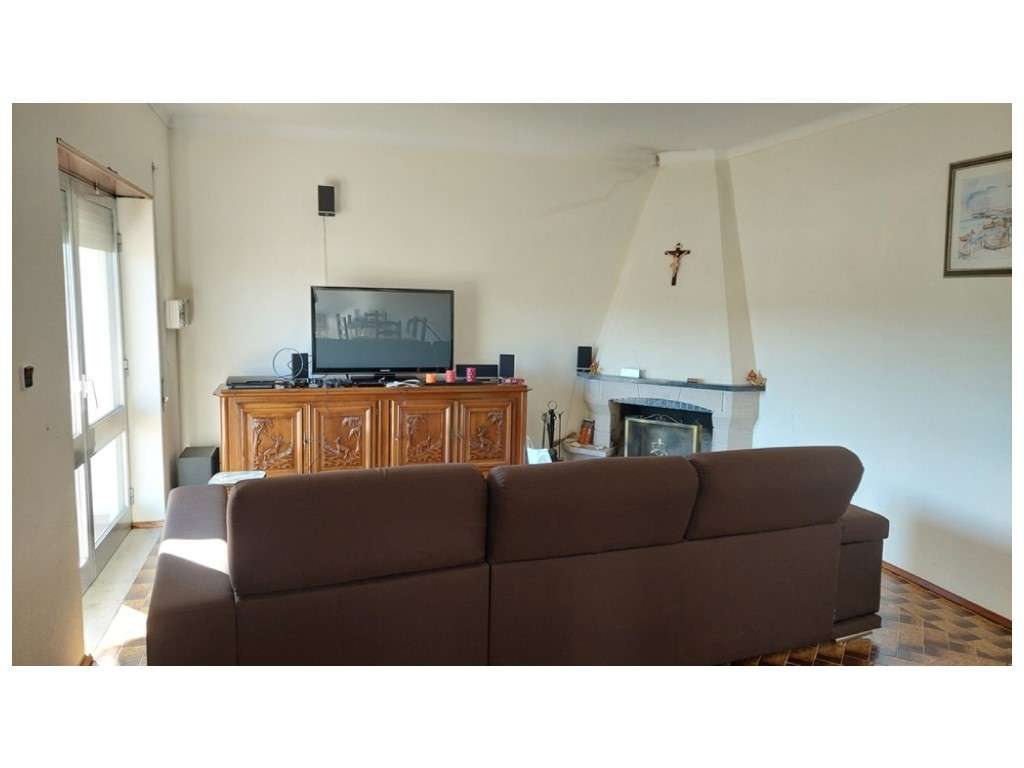 Moradia T3+3 individual no Lameiro - Carvide-17